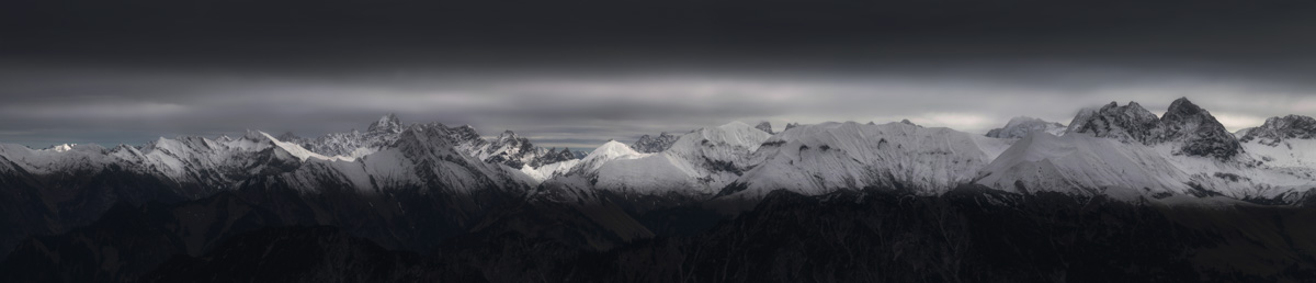 Allgäuer Hochalpenkette im Winterdunkel, Verschneite Gipfel unter schwerem Wolkenhimmel, Monochrome Bergwelt - Allgäu