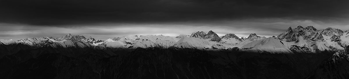 Allgäuer Alpenkette Schwarz-Weiß, Weites Winterpanorama mit dunklem Himmel und Schneegipfeln, Monochrome Bergkunst - Allgäu