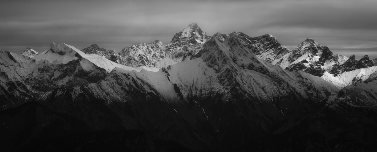 Trettach und Krottenkopf Schwarz-Weiß, Dramatische Hochalpengipfel mit Schneegraten im Winterlicht, Monochrome