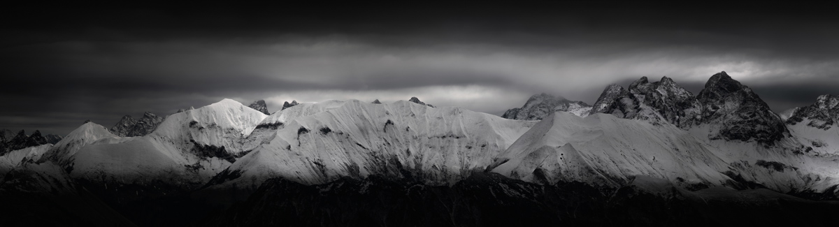 Krottenkopf, Verschneite Gipfelkette, Winterpanorama Schwarz-Weiß - Bergfotografie Oberallgäu