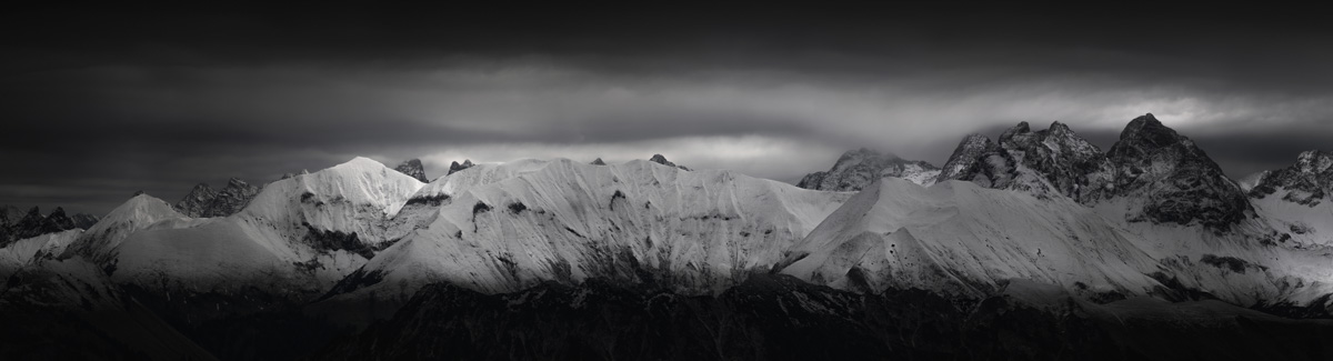 Krottenkopf Schwarz-Weiß, Verschneite Hochalpenkette unter düsterem Winterhimmel, Zeitlose Bergkunst - Allgäu