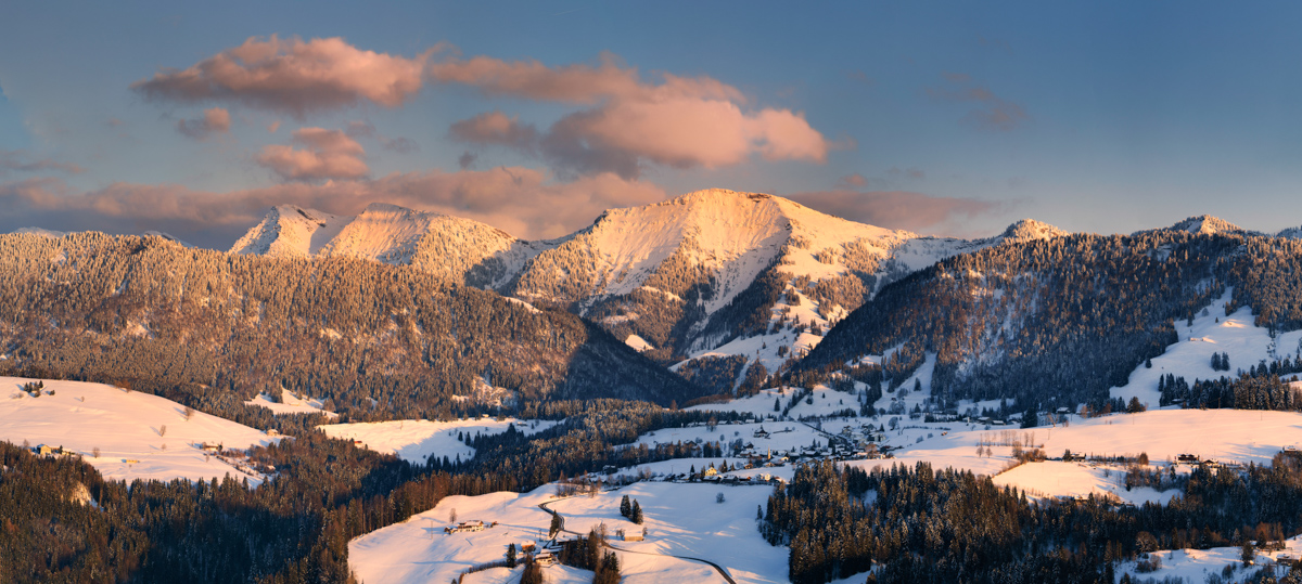 Oberstaufen, Hochgrat im Alpenglühen, Winterlicher Sonnenuntergang - Bergfotografie Westallgäu