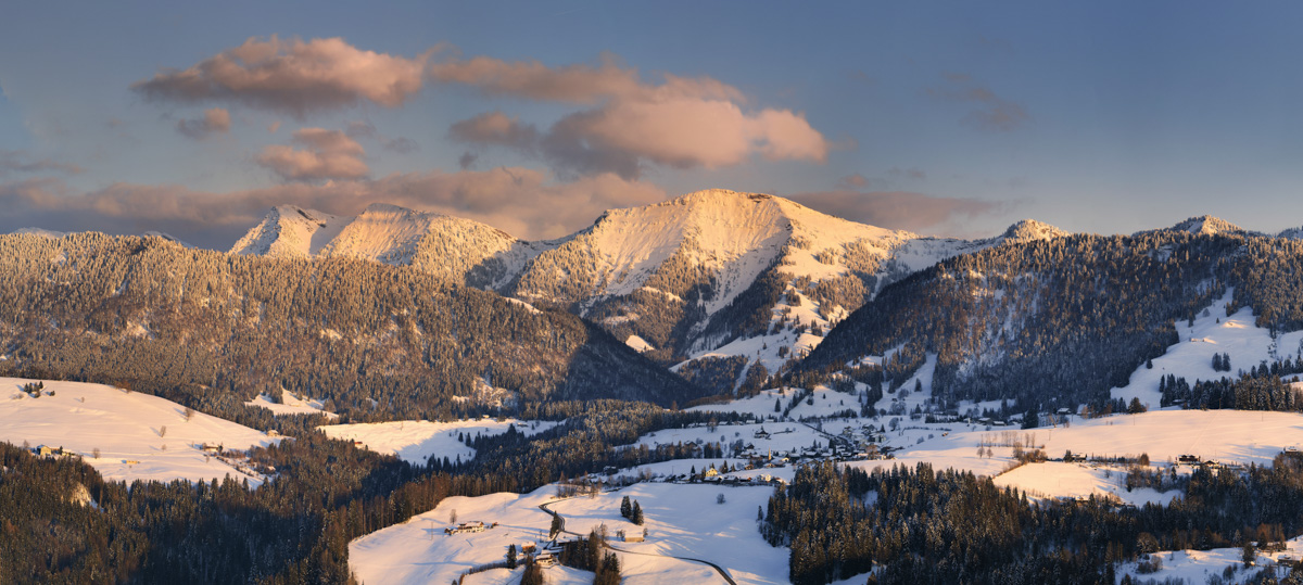 Nagelfluhkette Alpenglühen, Winterliches Oberstaufen mit Hochgrat im warmen Abendlicht, Sonnenuntergang - Allgäu