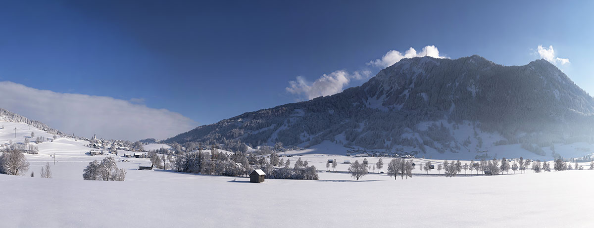Grünten Winterpanorama, Verschneites Rettenberg mit Grüntenhütte unter blauem Himmel, Winteridylle - Allgäu