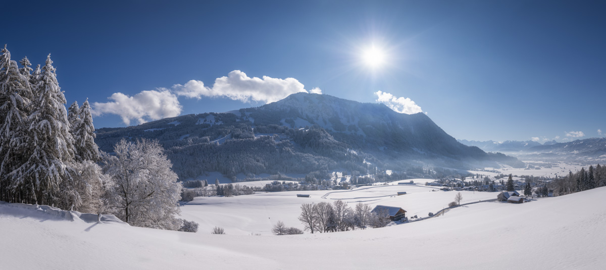 Grünten Rettenberg Winterpanorama, Verschneite Landschaft mit Sonnenstern am Grünten, Strahlender Wintertag