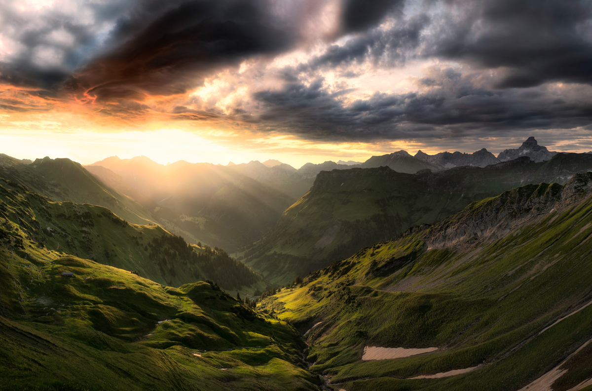 Hinterstein, Sonnenaufgang über Hochvogel und Giebel, Gewittermorgen - Bergfotografie Allgäu