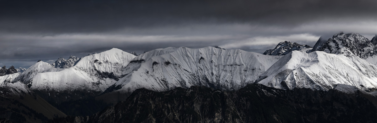 Krottenkopf und Höfats im Winterlicht, Beleuchtete Schneegrate in Schwarz-Weiß, Monochrome Bergkunst Oberallgäu - Allgäu