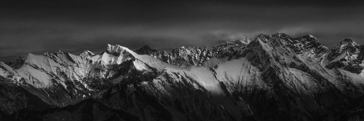 Oberstdorf, Höfats und Nebelhorn, Winterliche Bergkette Schwarz-Weiß - Landschaftsfotografie Allgäu