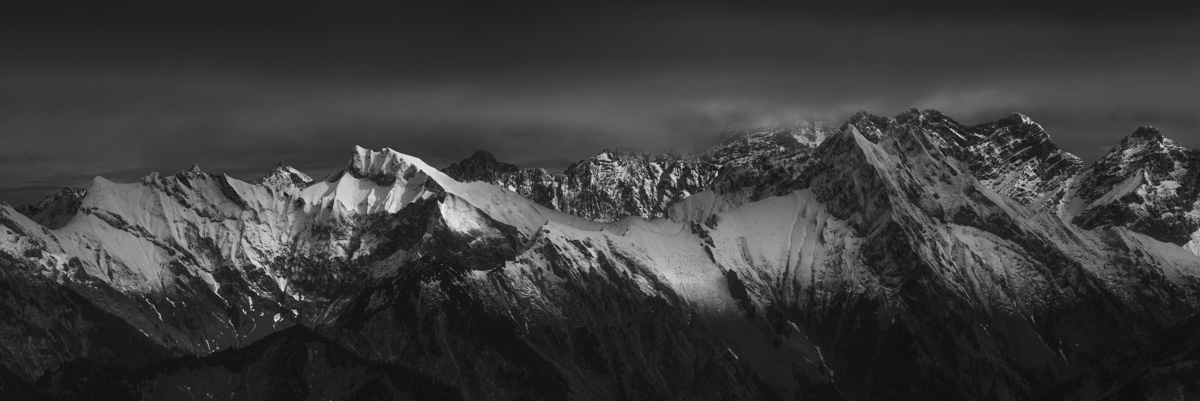 Krottenkopf, Höfats und Nebelhorn als dunkle Wintersilhouetten, Dramatische SW-Bergkette bei Oberstdorf, Monochrome