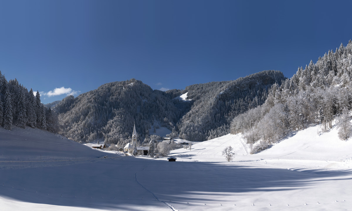 Kapelle Tiefenbach im verschneiten Oberallgäu, Winteridylle bei Oberstdorf mit Kirchturm und Bergwald, Winterlandschaft