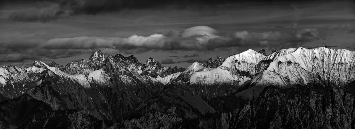 Oberstdorf, Höfats und Schneck, Wolkenhaube über der Bergkette Schwarz-Weiß - Bergfotografie Allgäu