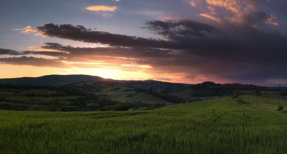 San Gimignano am Horizont bei Sonnenuntergang, Toskanisches Panorama mit Gewitterwolken, Abendstimmung Italien