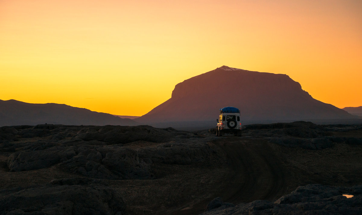 Land Rover Defender Askja | Geländewagen im Lavafeld bei Sonnenuntergang | Abenteuer - Reisefotografie Island Hochland