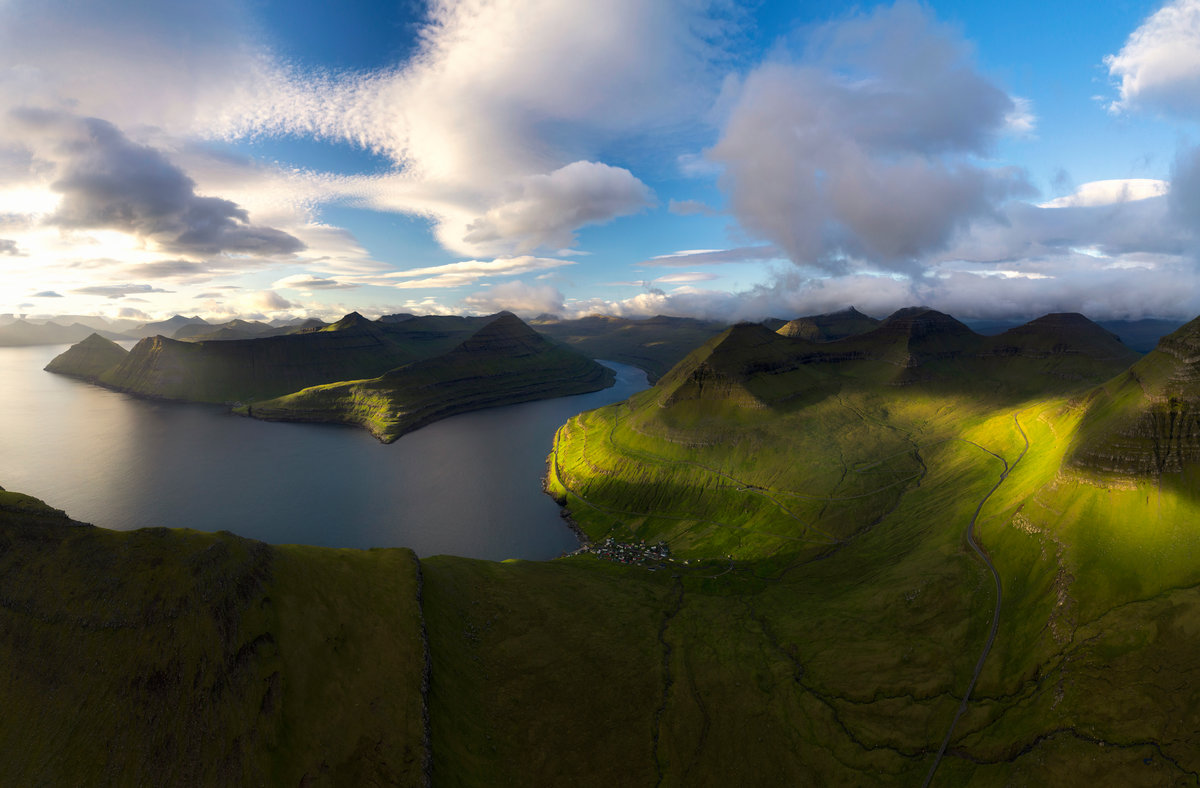 Funningur Fjord Panorama Färöer | Grüne Fjordlandschaft mit Bergketten und Dorf im Sonnenlicht | Weites Land - Drohnenfotografie Eysturoy