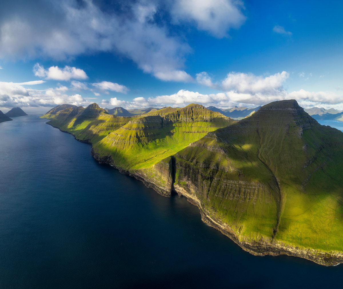 Kalsoy Färöer | Grüne Steilberge mit Wasserfall über dem Meer | Dramatisches Panorama - Inselfotografie Nordatlantik