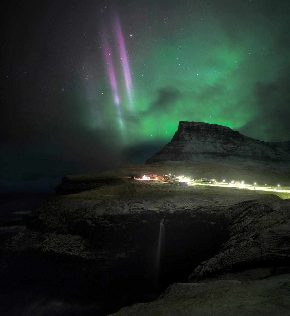 Nordlichter Gásadalur | Aurora Borealis über dem Wasserfalldorf auf Vágar | Polarlichtnacht - Astrofotografie Färöer