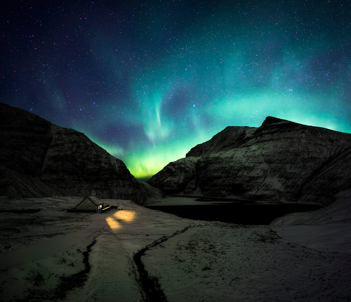 Färöer Saksun | Nordlichter über der Kirche am Saksunardalur | Aurora Borealis Nachtaufnahme - Astrofotografie Färöer-Inseln