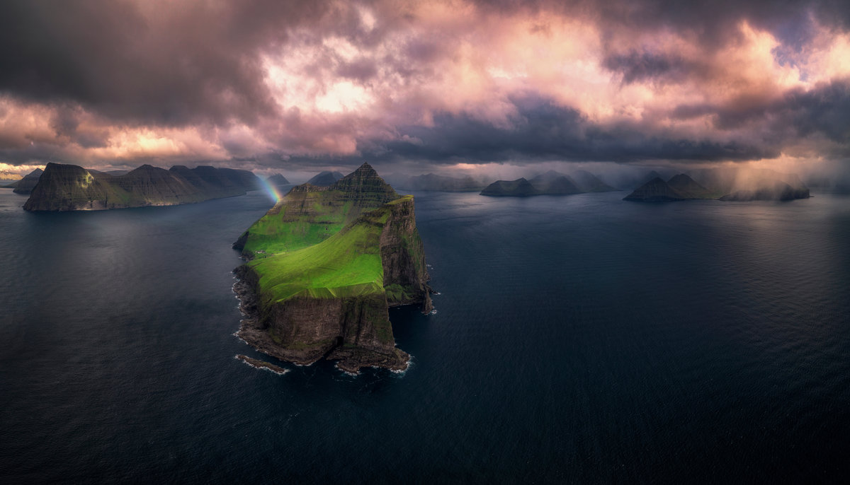 Färöer Kalsoy | Dramatische Insel Kalsoy mit Regenbogen im Sturmhimmel | Leuchtturm Trøllanes - Drohnenfotografie Nordinseln