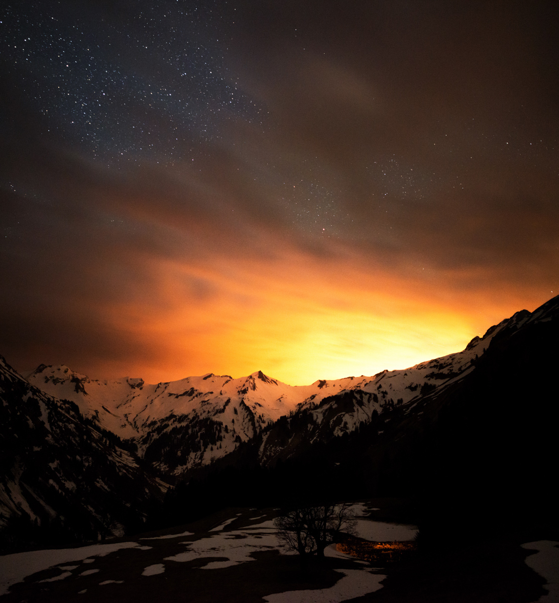 sternenbild sterne Nacht Sternenhimmel Alpen Berge Hinterstein Herbst orange rot