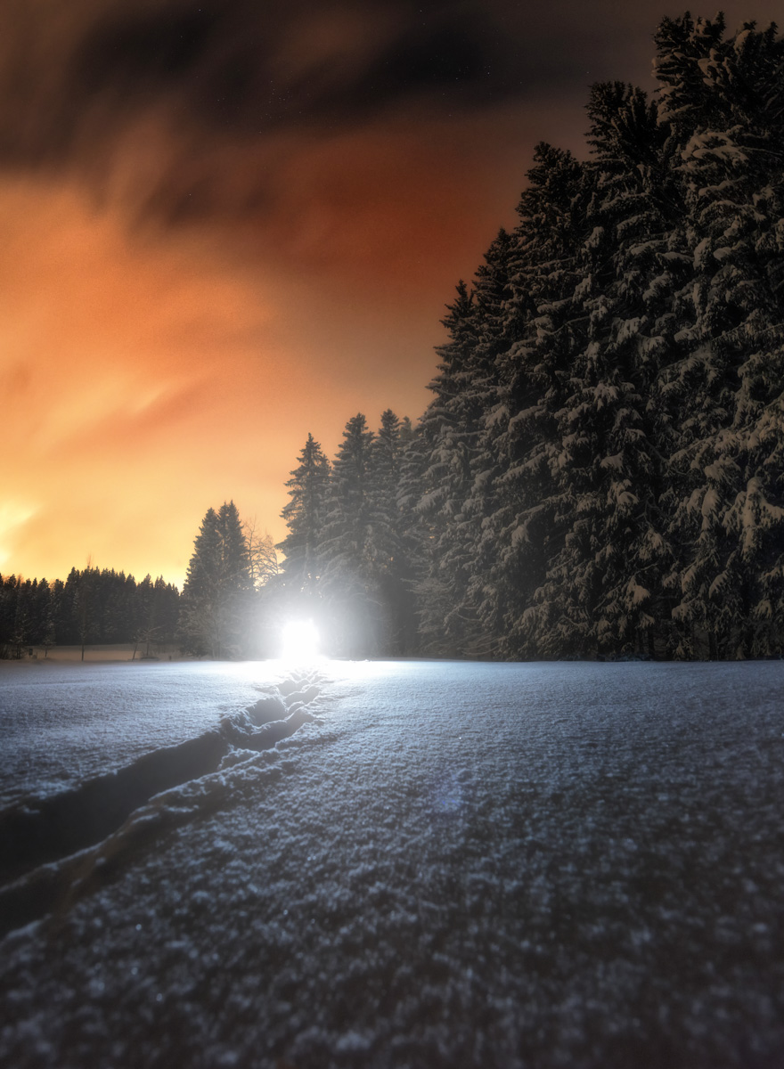Panorama Allgäu Alpen Berge Oberallgäu Nacht Dunkel Sterne schwarz orange winter verschneit schnee orange schwarz