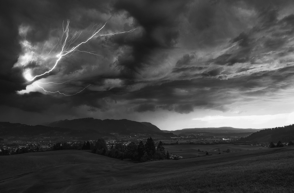 landschaftsbild Allgäu Alpen Berge Oberallgäu Sonthofen Burgberg Sonnenuntergang Gewitter Blitz Donner Wolken blau rot sommer sonne