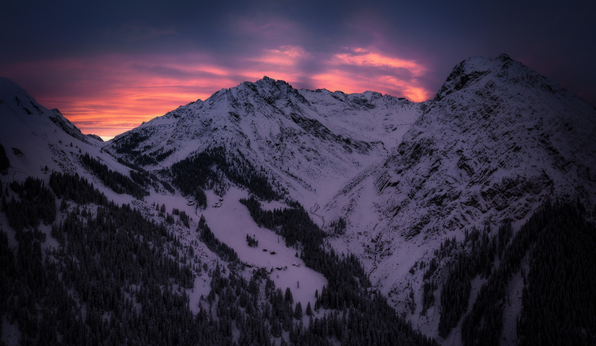 Panorama Tirol Lechtal Hochalpen Sonnenaufgang Alpenglühen Fernpass Hahntenjoch rot blau winter verschneit schnee sonne