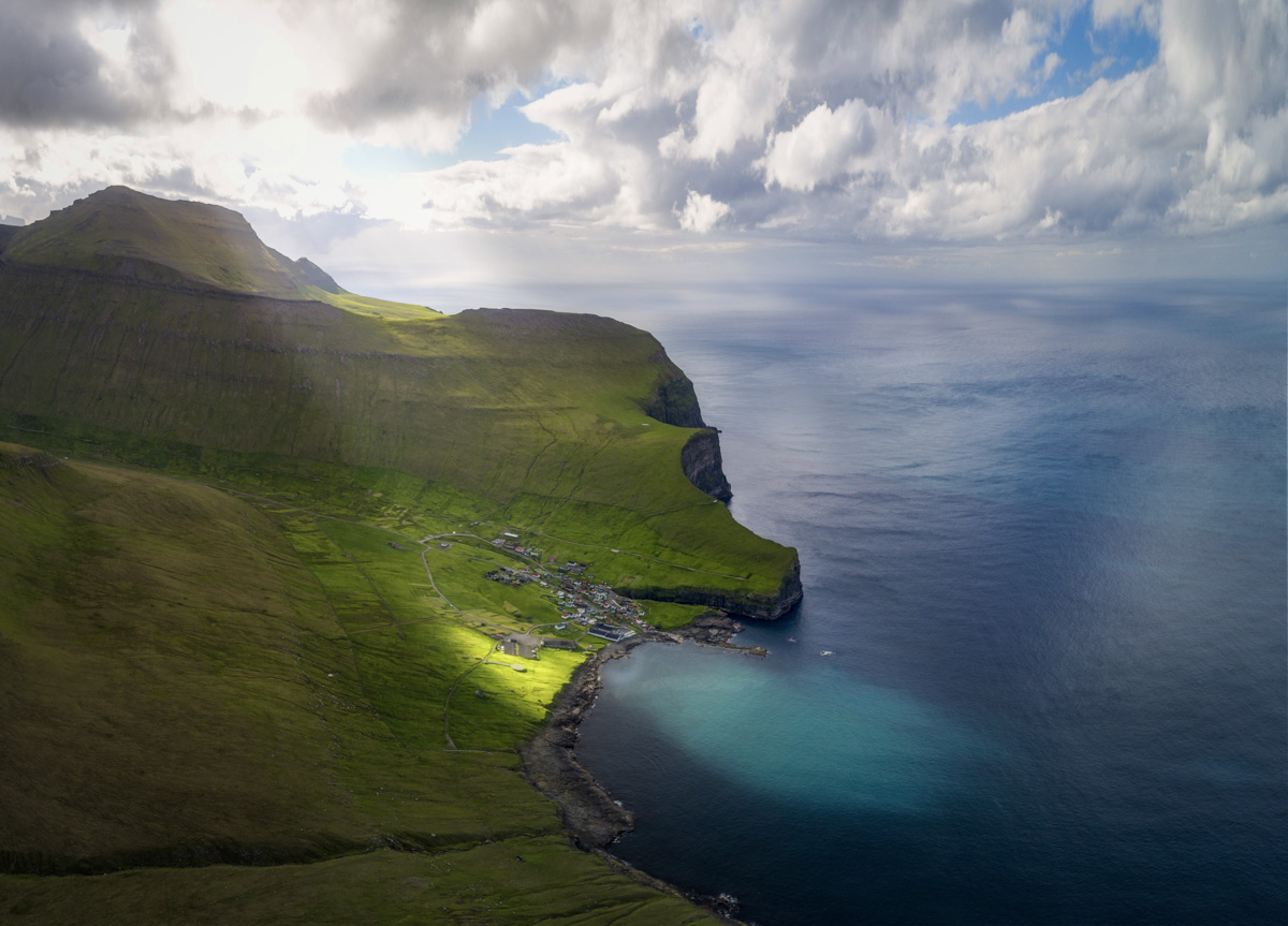 Färöer Bilder Faroe Islands Wolken Gjógv Fjorde Meer grün godray Eysturoy