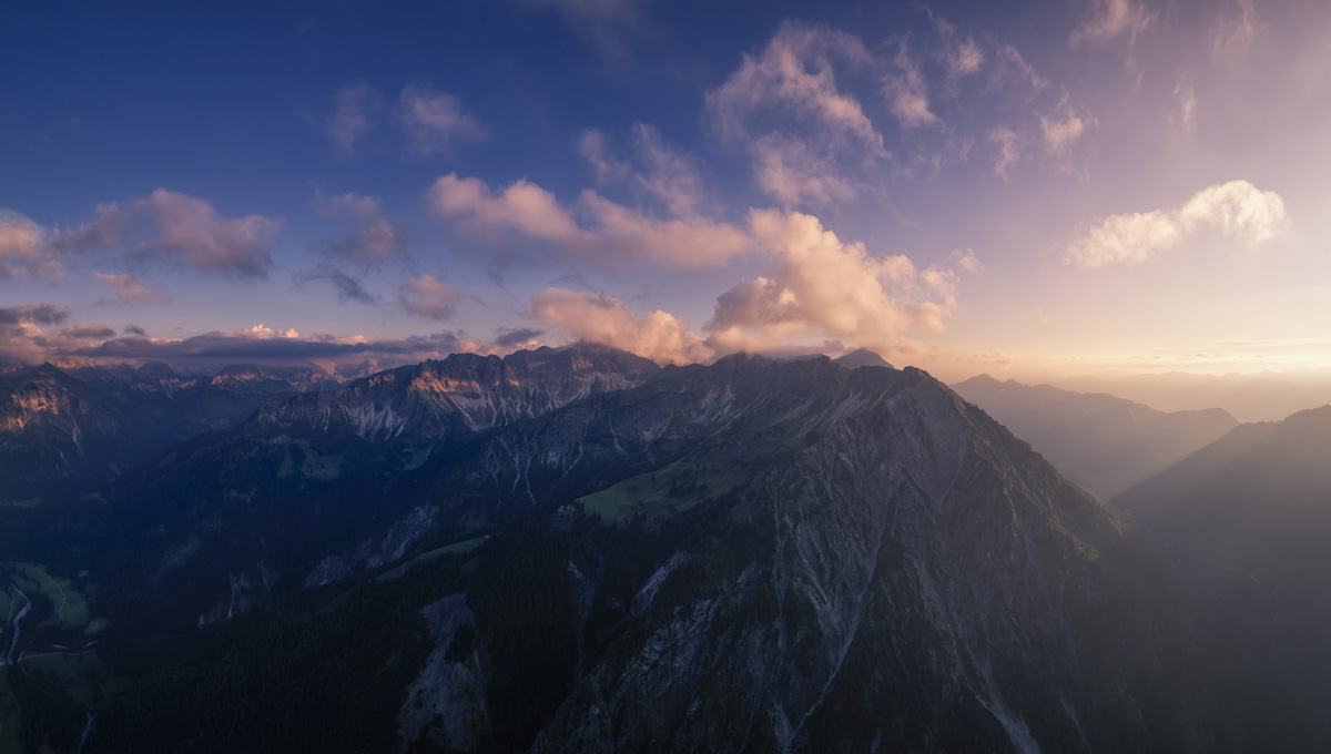 Panorama Allgäu Alpen Berge Hinterstein Herbst Schneck Giebel Hochvogel Oberallgäu rot orange blauer himmel sonne