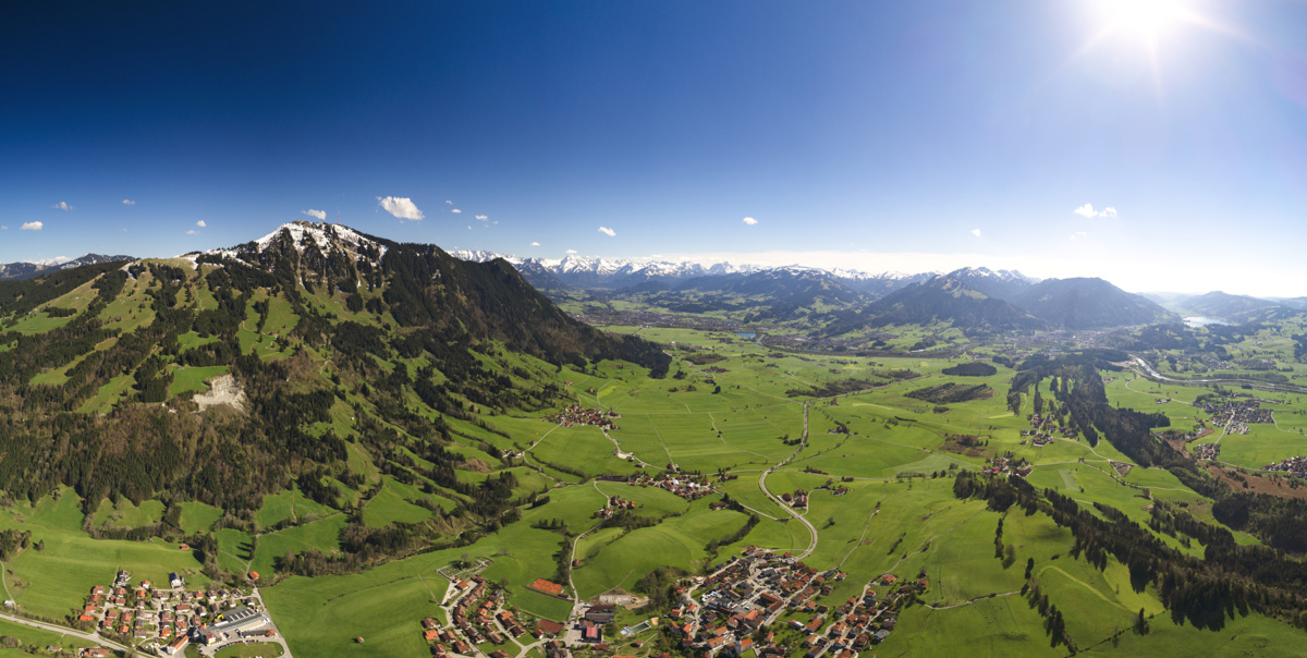 landschaftsbild Allgäu Alpen Berge Grünten Sommer Wolken Sonthofen Rettenberg Burgberg Oberallgäu grüne wiesen blauer himmel sonne