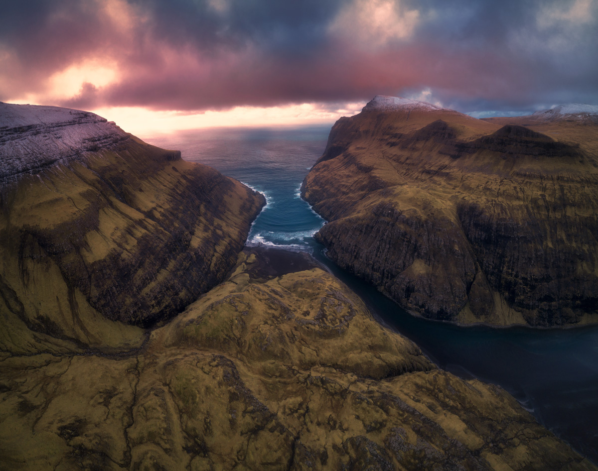 Färöer Bilder Faroe Islands Saksun Streymoy Sonnenuntergang Berge Meer Rot Blau Schnee Winter