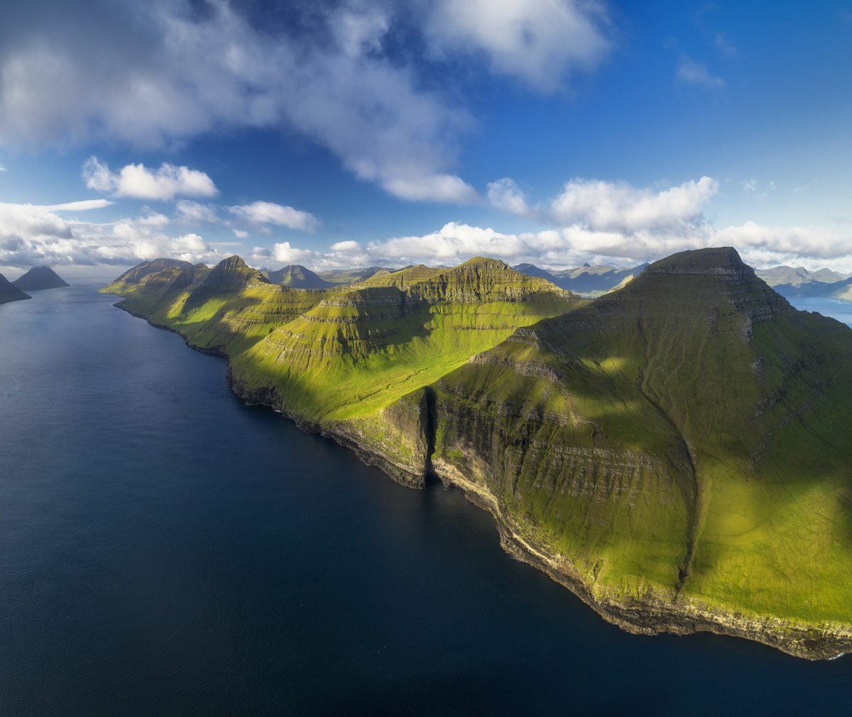 Färöer Bilder Faroe Islands Kalsoy Insel Wolken Meer Berge Grün Blau Nordinseln Trøllanes Mikladalur
