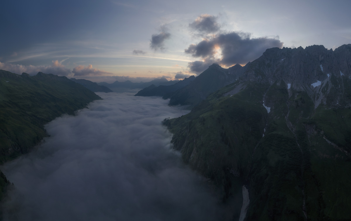 Panorama Allgäu Alpen Berge Hinterstein Sommer Sonnenaufgang Großer Wilder Nebel Obheiter Bärgündle Oberallgäu blau schwarz blau