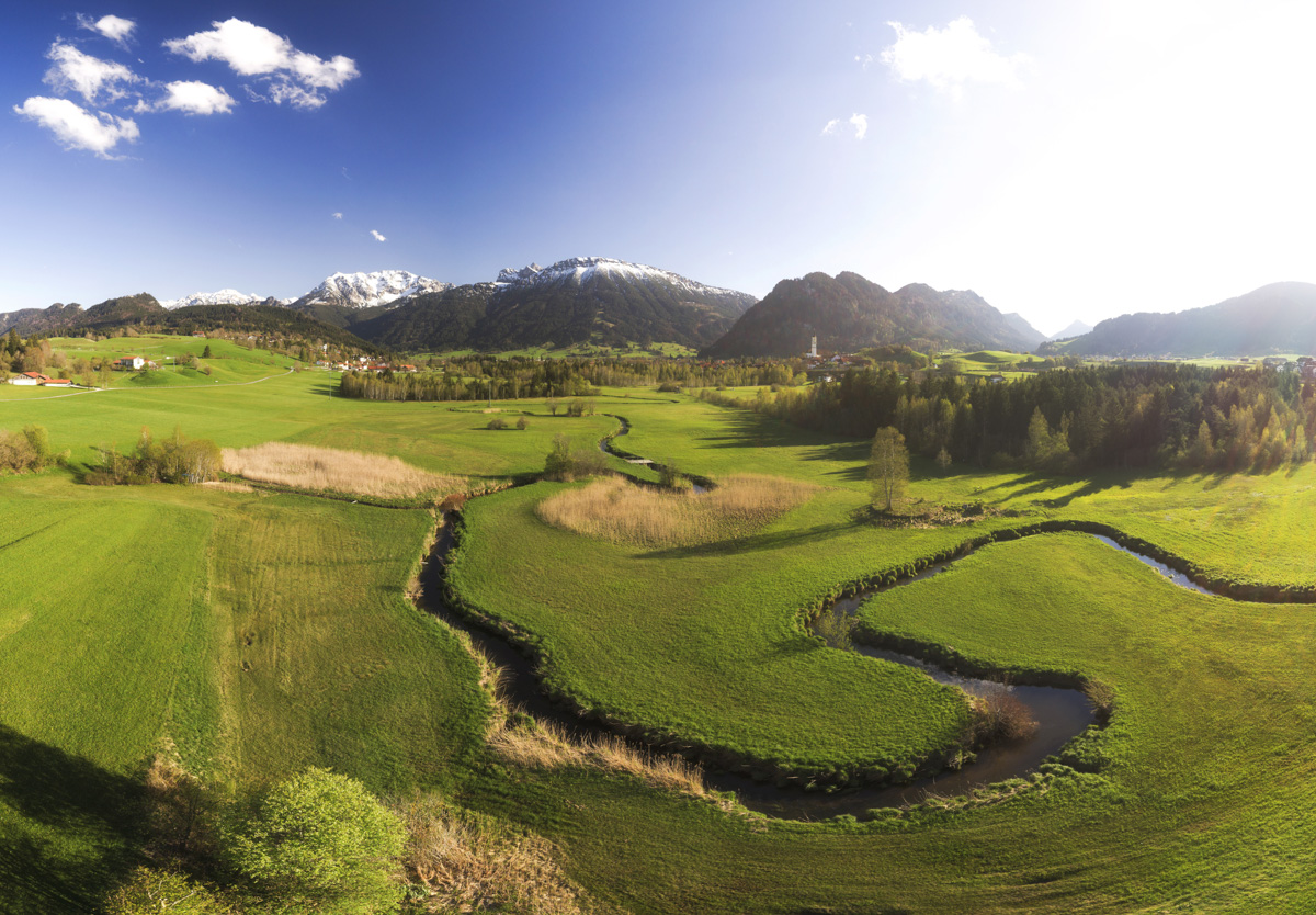 landschaftsbild Allgäu Alpen Berge OstAllgäu Pfronten Nesselwang Frühling Spring grüne wiesen blauer himmel sonne