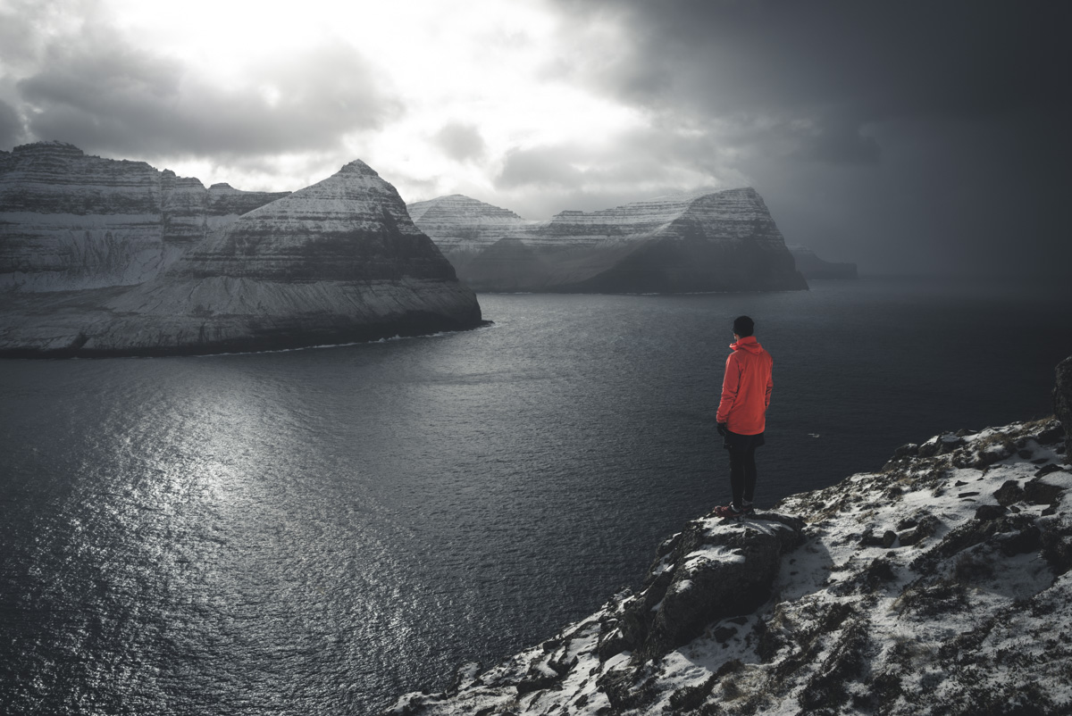 Färöer Bilder Faroe Islands Viðareiði Viðoy Berge Meer Weiß Schwarz weiß Person Schnee Winter