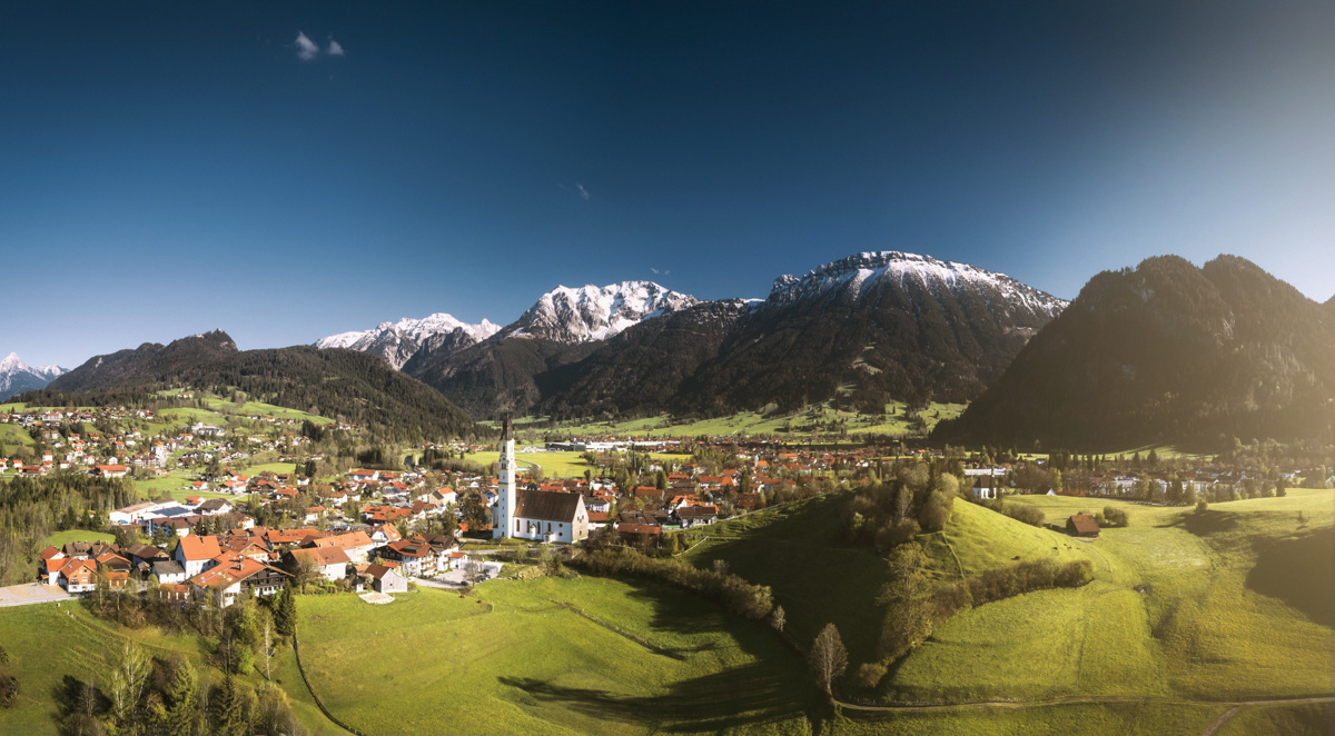 landschaftsbild Allgäu Alpen Berge OstAllgäu Pfronten Nesselwang Frühling Spring grüne wiesen blauer himmel sonne