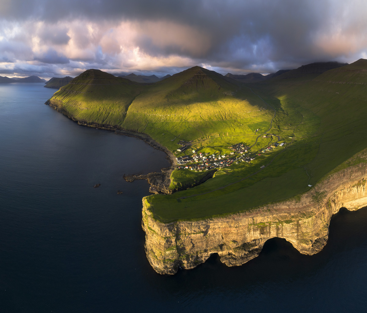 Färöer Bilder Faroe Islands kleines dorf Klippen Felsen Eysturoy Gjógv Inseln Meer Wolken Nebel Sonnenaufgang orange grün blau