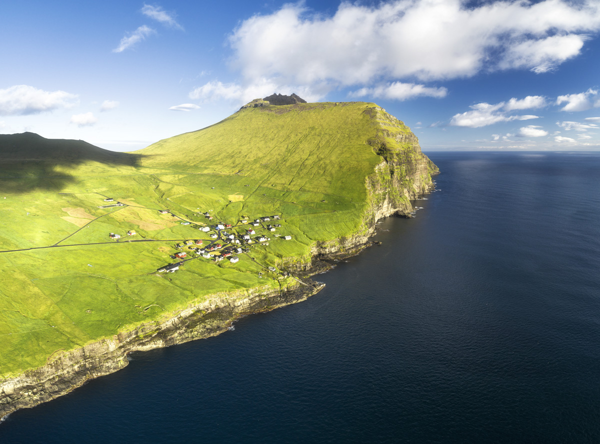 Färöer Bilder Faroe Islands kleines dorf Klippen Felsen Kalsoy Insel Wolken Meer Berge Grün Blau Nordinseln Trøllanes Mikladalur
