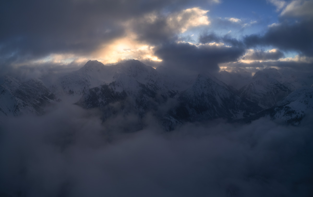 Panorama Allgäu Alpen Berge Hinterstein Winter Schnee verschneit Gaishorn Rauhorn Oberallgäu Sonnenaufgang schwarz