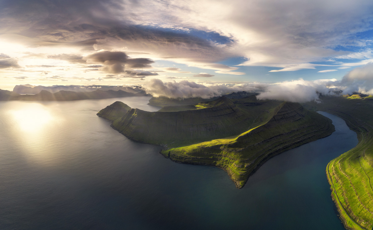 Färöer Bilder Faroe Islands Eysturoy Funningur Blick auf Elduvík Fjorde Inseln Meer Wolken Nebel Sonnenaufgang orange blau