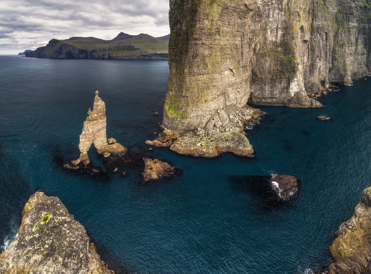 Färöer Bilder Faroe Islands Eysturoy Risin og Kellingin Klippen Felsen Meer blau orange