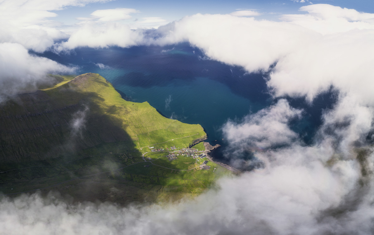 Färöer Bilder Faroe Islands Eysturoy Gjógv Inseln Meer Wolken Nebel Wolken grün blau