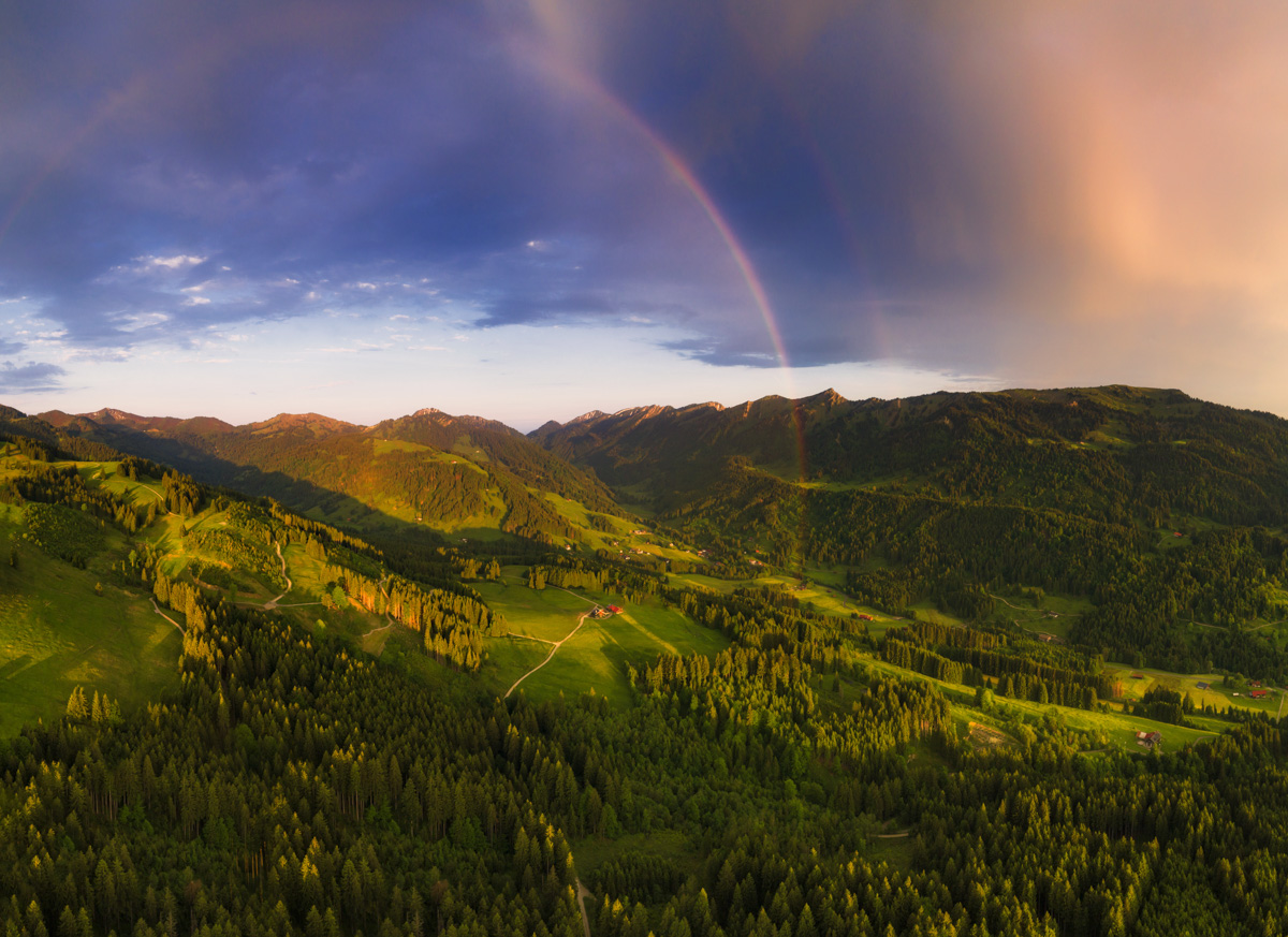 landschaftsbild Allgäu Alpen Berge Oberallgäu Ofterschwang Gunzesried Ofterschwanger Horn blauer Himmel Regenbogen Sonnenaufgang blau grüne wiesen blauer himmel sommer sonne
