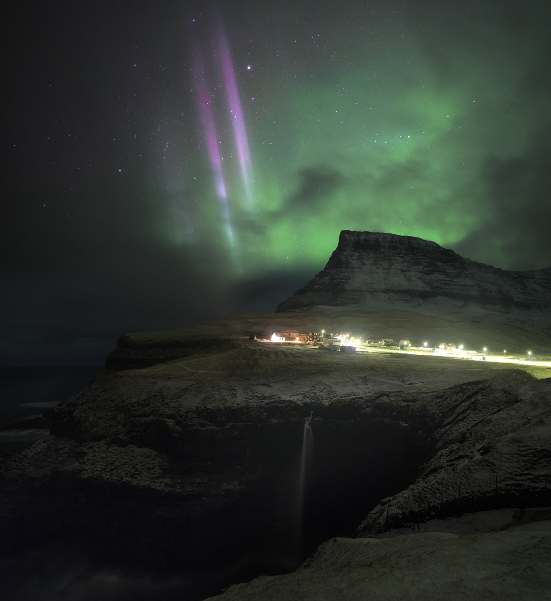 Färöer Bilder Faroe Islands kleines dorf Klippen Felsen Gásadalur Vágar Grün Aurora Nordlichter Wasserfall