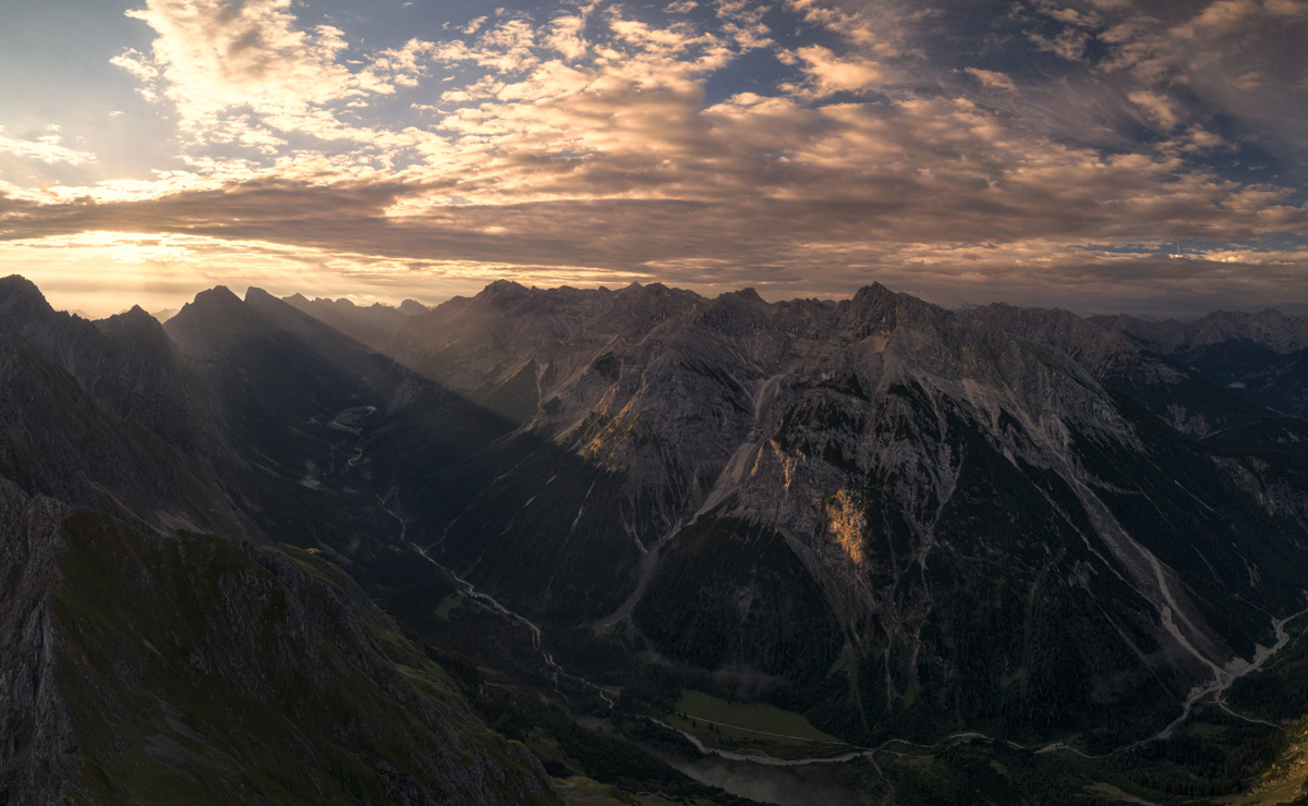 Bergbilder berg bilder Allgäu Alpen Berge Mittenwald Karwendel Bahn Sonnenaufgang schwarz blau rot sommer sonne
