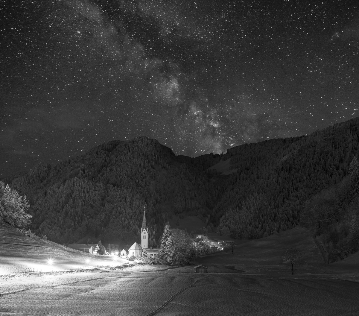 sternenbild sterne Nacht Sternenhimmel Alpen Berge Winter Schnee verschneit Weihnachten Winternacht Kapelle Tiefenbach Wasach Klinik Oberstdorf orange schwarz blau