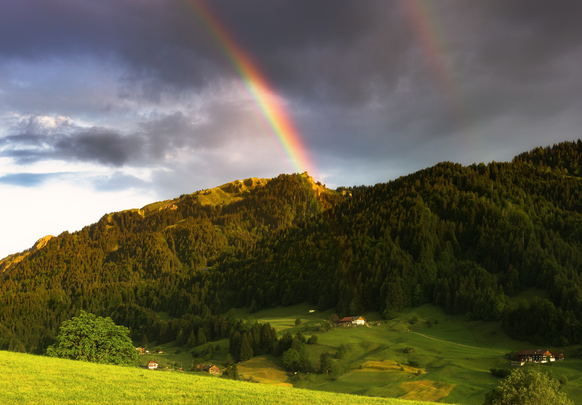 landschaftsbild Allgäu Alpen Berge Oberallgäu Ofterschwang Ofterschwanger Horn Gunzesried blauer Himmel Regenbogen Sonnenaufgang blau grüne wiesen blauer himmel sommer sonne