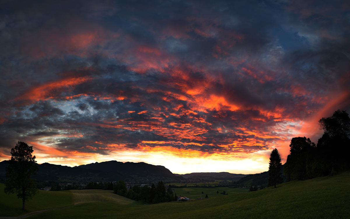 Panorama Allgäu Alpen Berge Oberallgäu Sonthofen Burgberg Sonnenuntergang blau rot sommer sonne