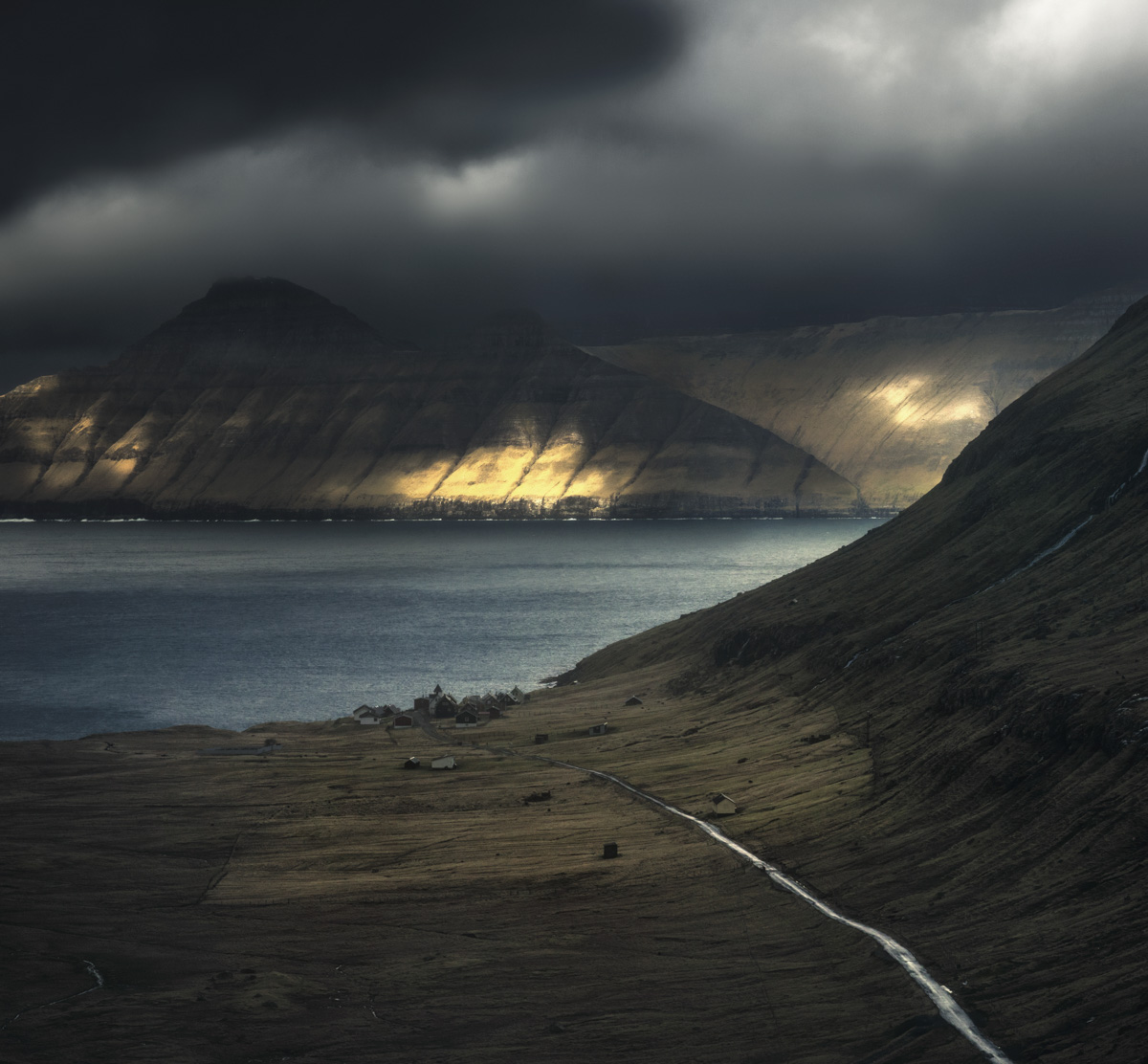 Färöer Bilder Faroe Islands kleines dorf Hellurnar Hellur Fuglafjarðar Eysturoy orange schwarz meer Fjord Blick auf Kalsoy