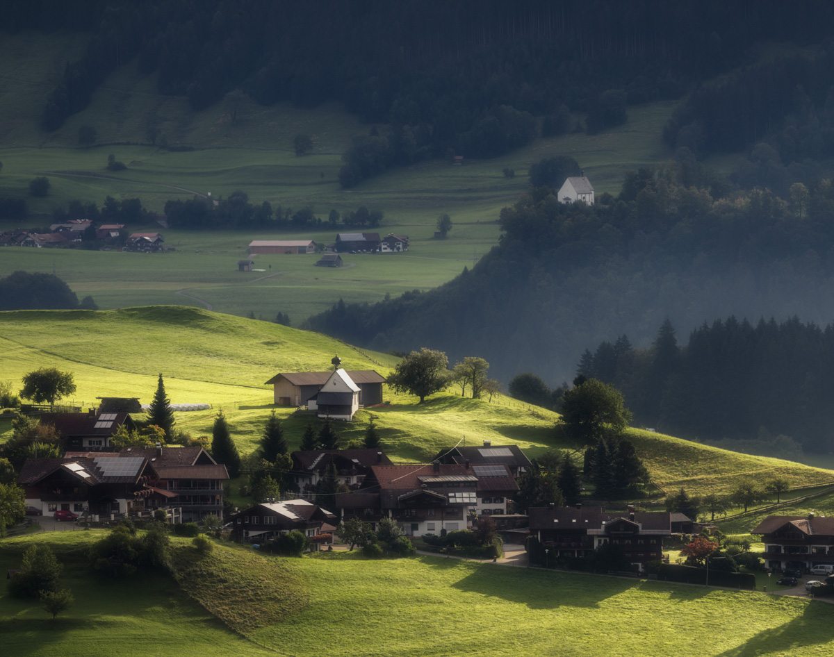 landschaftsbild Allgäu Alpen Berge Oberallgäu Fischen Obermaiselstein Kapelle Kirche Sonne grün sommer