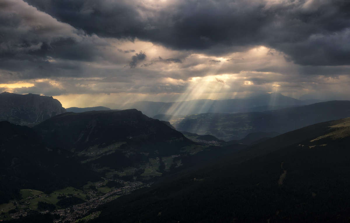 Panorama Dolomiten Berg Godrays schwarz blau sommer